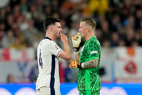 Declan Rice speaks to goalkeeper Jordan Pickford